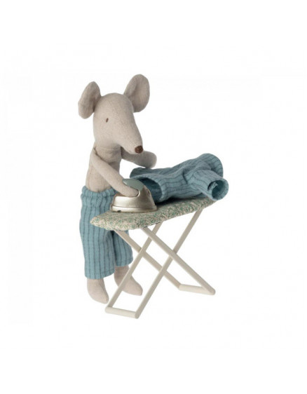 Iron and ironing board 2