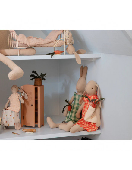 Carrots in shopping bag 2