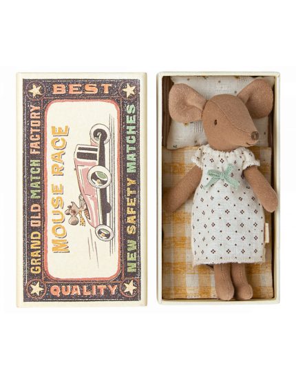 Мишка старша сестра у сірниковій  коробці в нічній сорочці